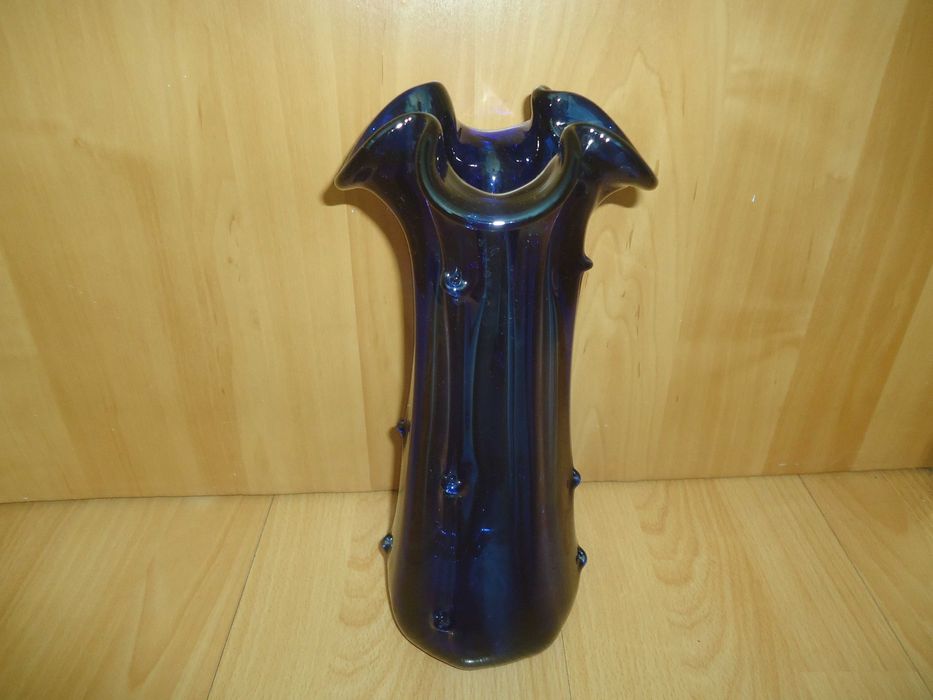 Bibelouri, fructiere, vaze, nostalgia comunista.