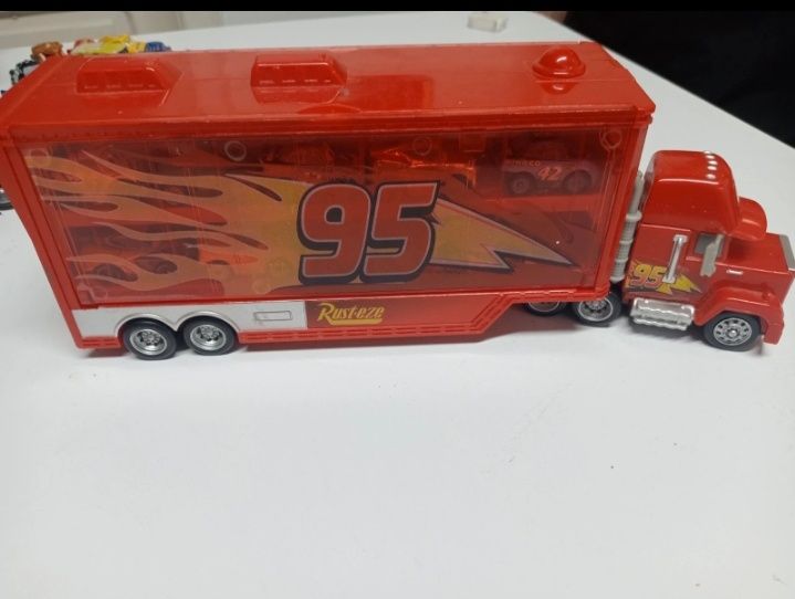 Camion Mack cu mini mașinuțe Cars