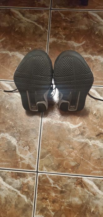 Vând adidași Under Armour mărimea 38 bej .Stare foarte bună.