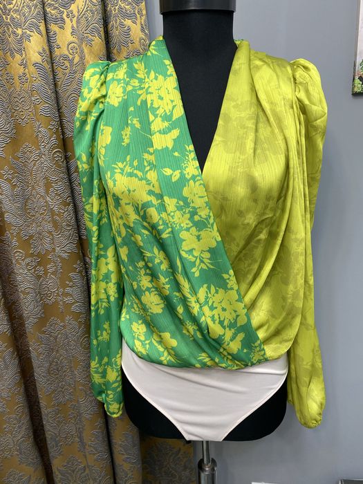 Риза и панталонки с висока талия