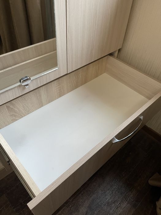 Прдается шкаф (3х дверной с зеркалом)