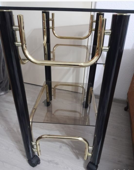 Vând măsuță din sticlă de ena pe trei nivele în stare perfectă