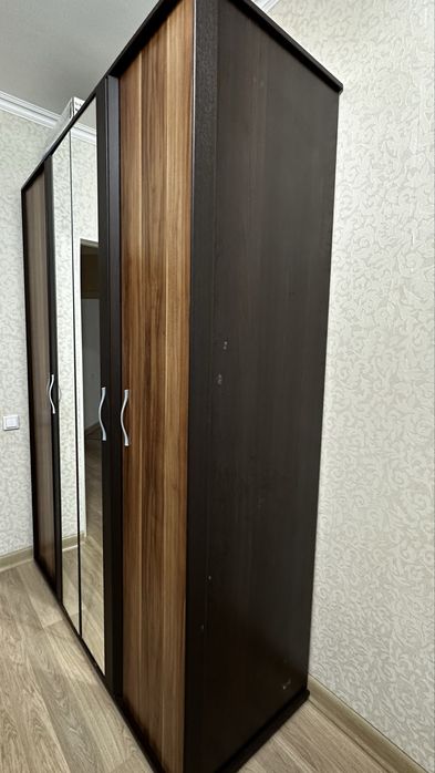 Вместительный шкаф с зеркалами