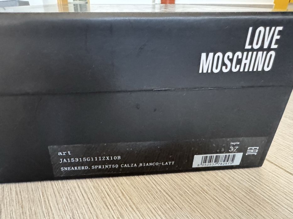 Сникърси Love Moschino