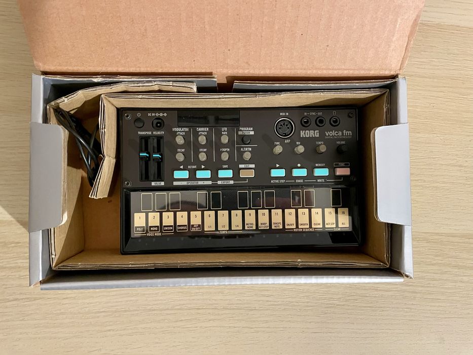 Korg Volca FM + оригинално захранване - отлично състояние