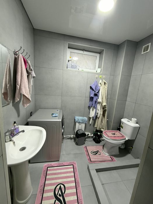 Kvartira sotiladi 3 xona kamolot dom