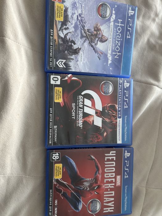 Продам ps 4 есть джостик и 3 игры