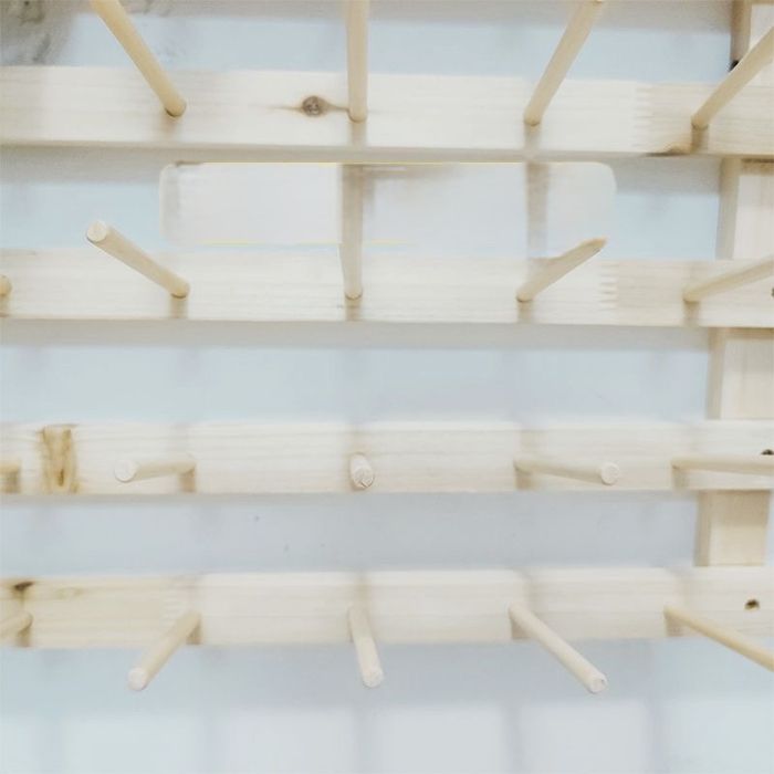 Настенная вешалка для ниток