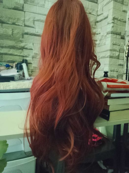 Червена дълга перука