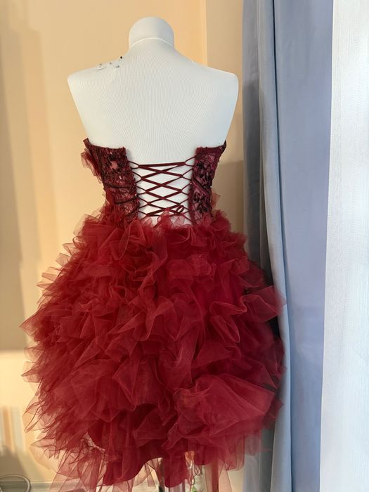 Къса червена бална рокля