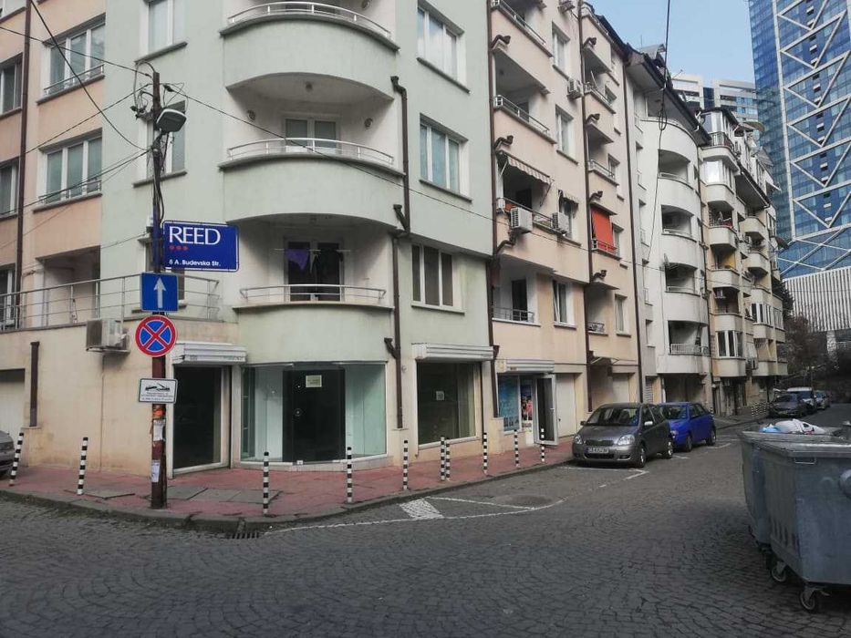 Давам под наем ъглово помещение на кота 0, 56 кв.м. с витрини на 2 улици-на ул. Адриана Будевска и ул. Орфано, близо до Майчин дом и Милениум център.