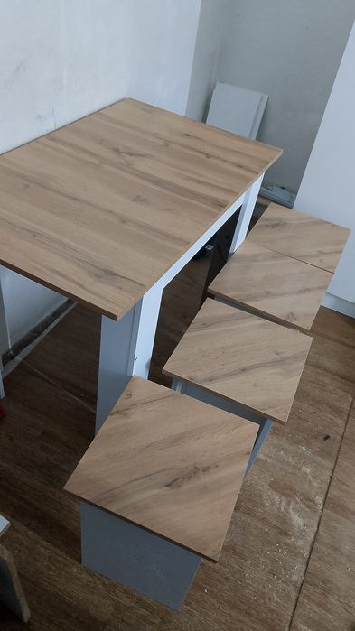 Стол для кухни новый табуретками