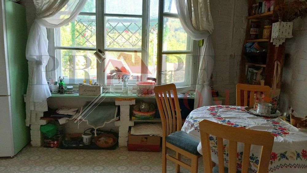 Реновирана Двуетажна Къща за Продажба
