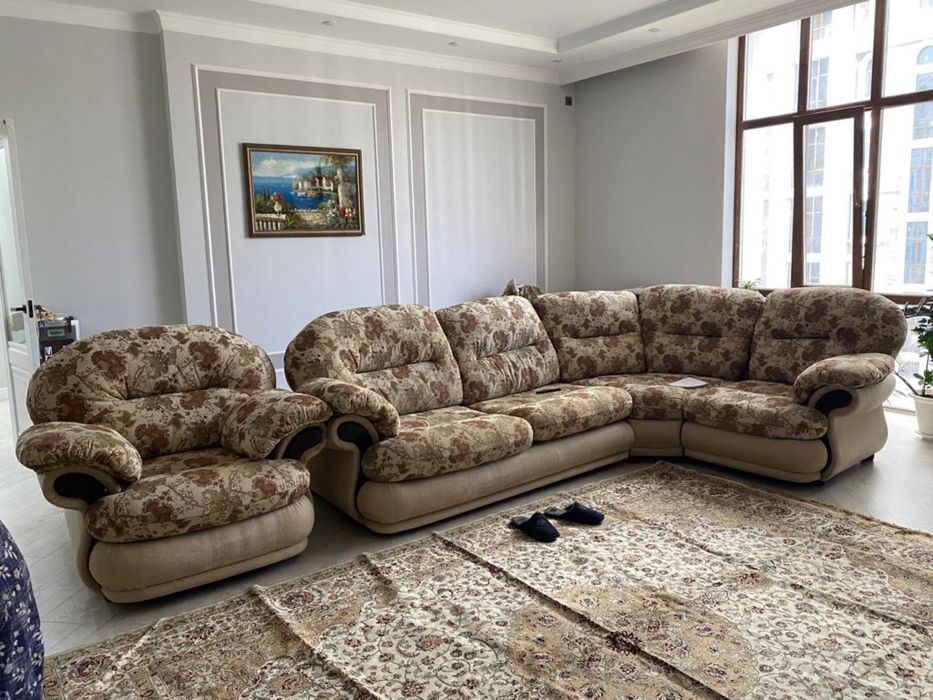 Продам угловой диван и кресло