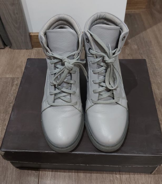 Боти и спортни обувки