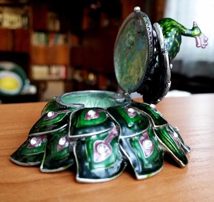 Кутия за бижута- масивен бронз, инкрустирана с камъни