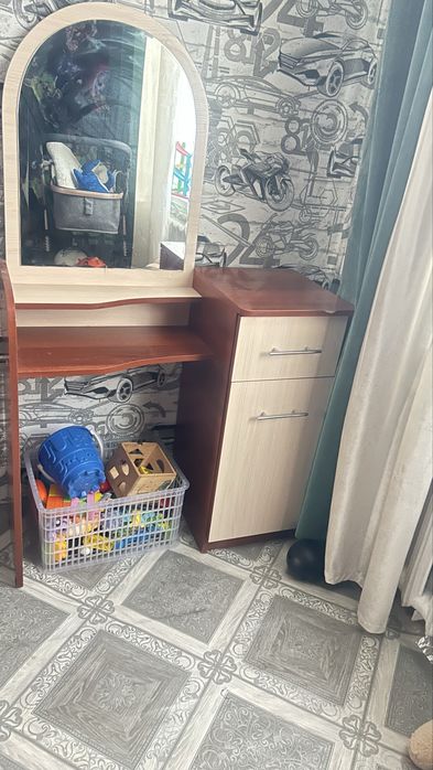 продам туалетный столик зеркалом
