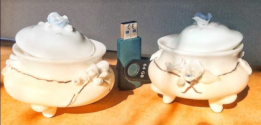 Pereche de Miniaturi din Porțelan Coajă de Ou, Sidefat & Marcat Manual