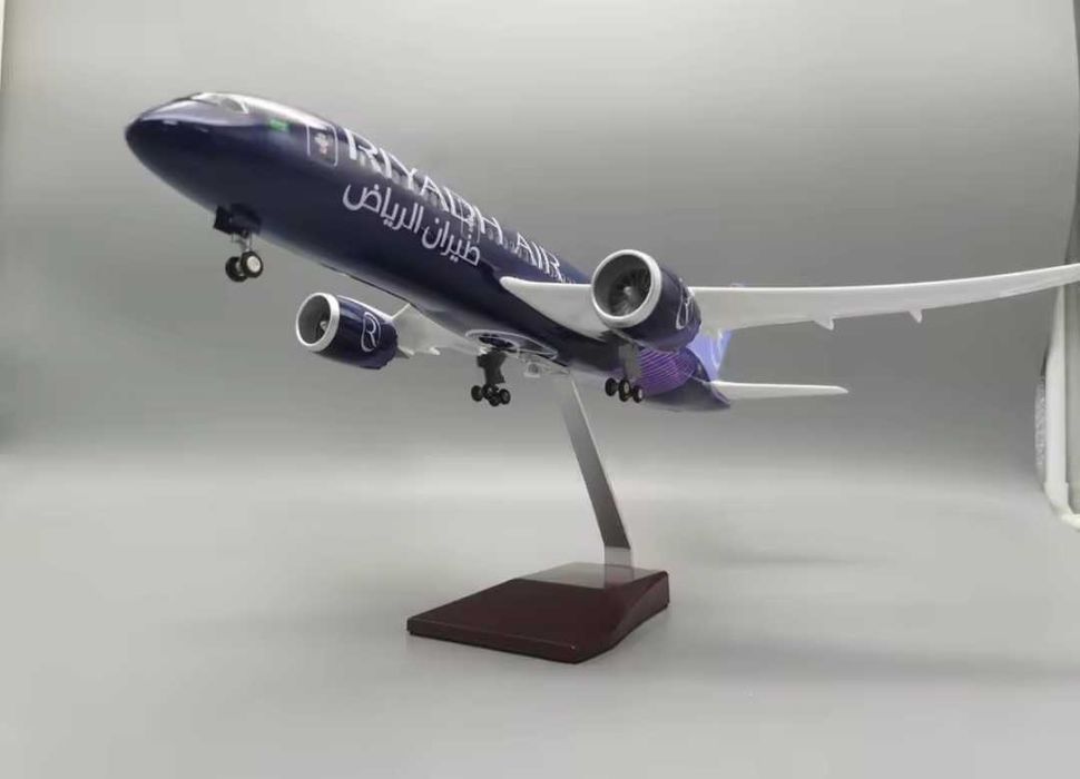 47 CM, senzationala macheta business de avion Boeing 787 Dreamliner Riyadh Air