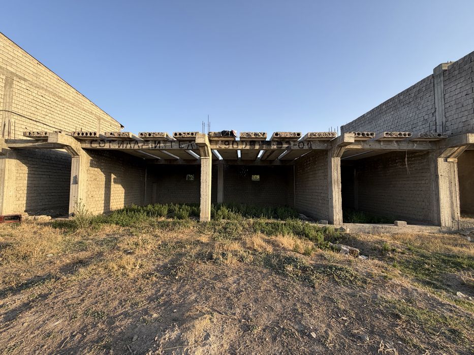 Jizzaxda katta yo‘l bo‘yida 1,6 sotix yer va 160 m² bino sotiladi