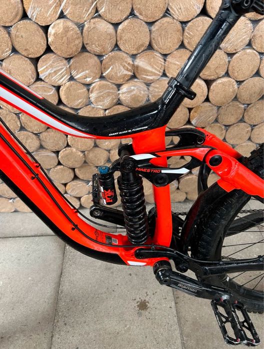 Велосипед за спускане Giant Glory Advanced 2 2018 AL 27.5