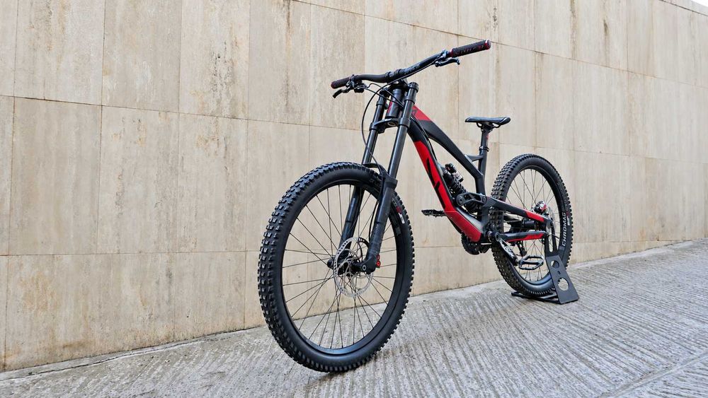YT Tues AL, Downhill, L, 27.5 цола, RockShox Boxxer RC 200 мм, Vivid R2C, SRAM GX DH 1x7, Magura MT7