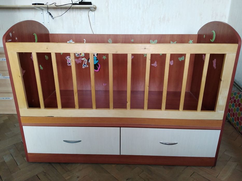 Продавам масивно детско легло