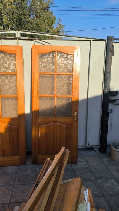 Продам двери деревянные б/у