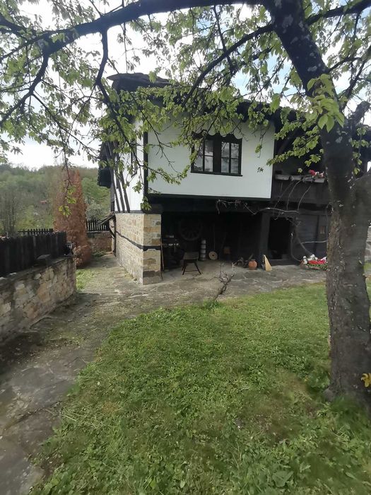 Реставрирана къща в с. Орловци до резерват Боженци