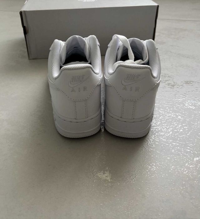 Продавам НОВИ Nike Air Force 1 07' Triple White (всеки размер от/до 36-47)