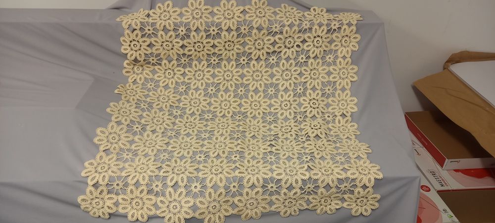 Mileuri, macrame, noi