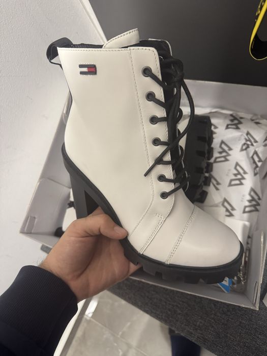 Зимни обувки висок ток TOMMY HILFIGER 39