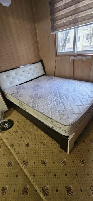 Кровать двуспальная.