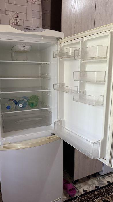 Продам холодильник в карабулаке