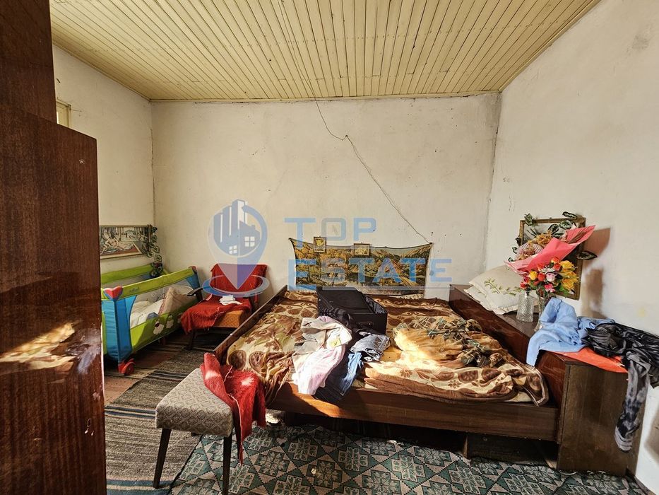 Голяма едноетажна тухлена къща с гараж в село Страхилово