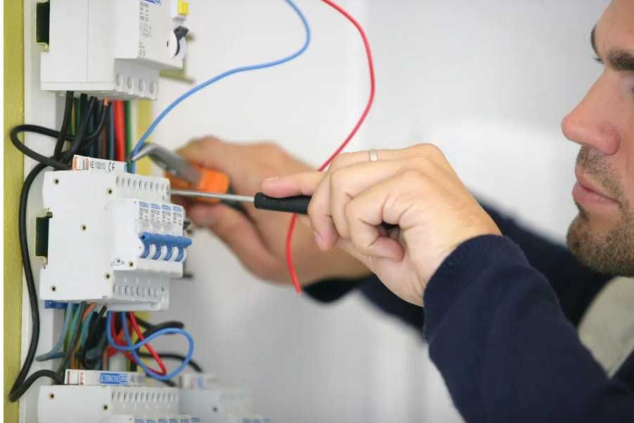 Electrician Interventii Rapide Non-Stop Sonerii Interfoane Alarme Camere Prize intrerupatoare Tablou Electric