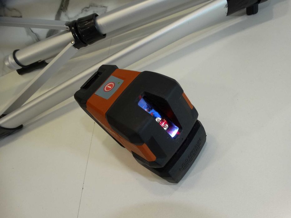 Hilti PM 2L - Линеен червен лазер + тринога 1.50 м.