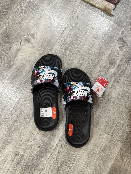 Продам шлепанцы Nike новые