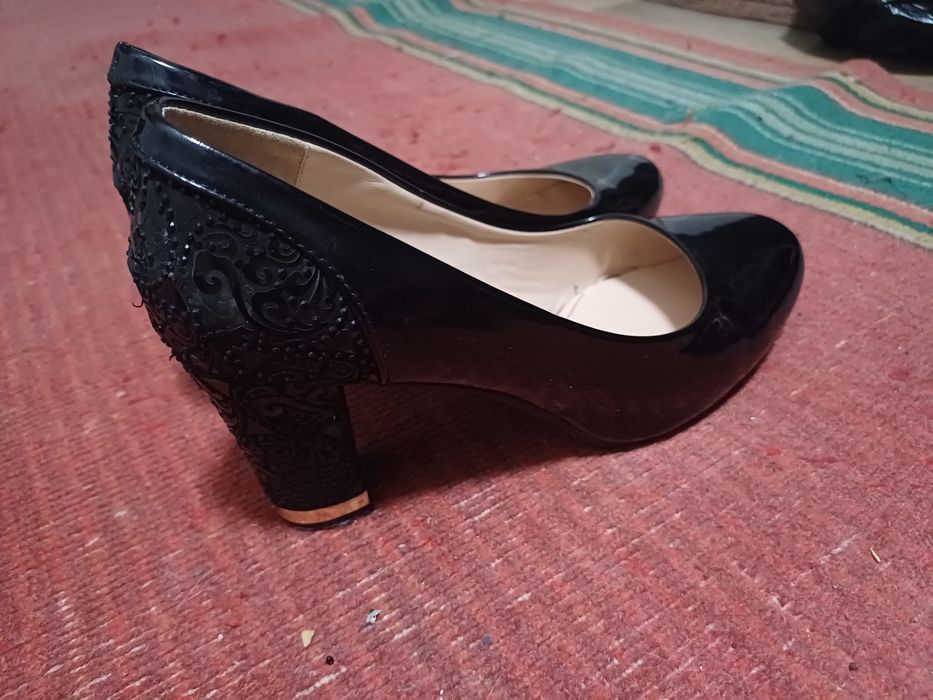 Летняя обувь разная