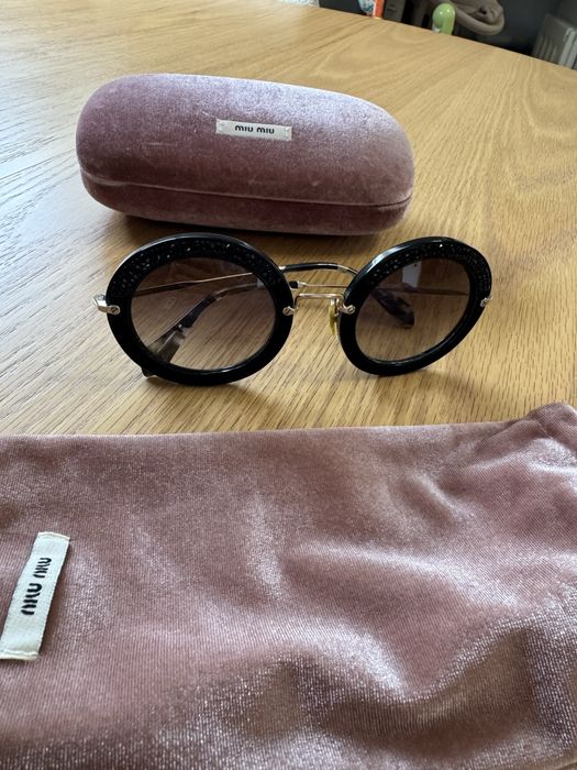 Кръгли слънчеви очила на MIU MIU