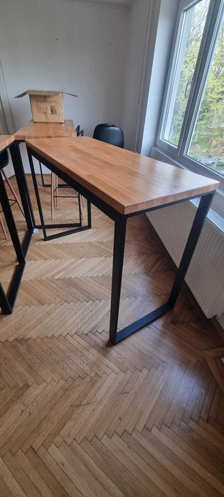 Mobilier de birou, masa inalta cu blat din lemn masiv si picior metal.