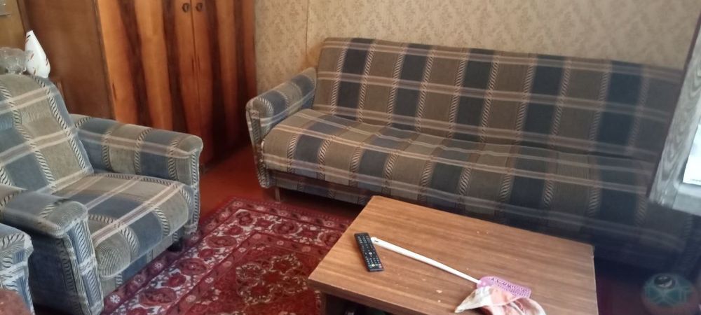Диван с жур.столиком.