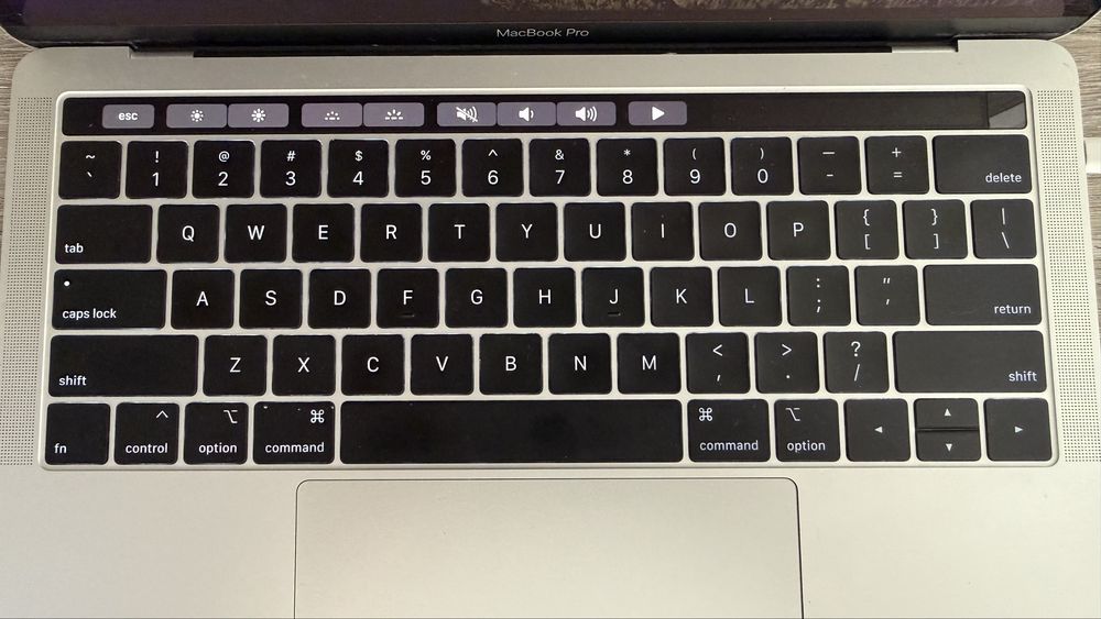 MacBook Pro 13 (2019) Silver / i5 2.4GHz / 8GB / 512GB SSD / 4x Thunderbolt 3 – Impecabil