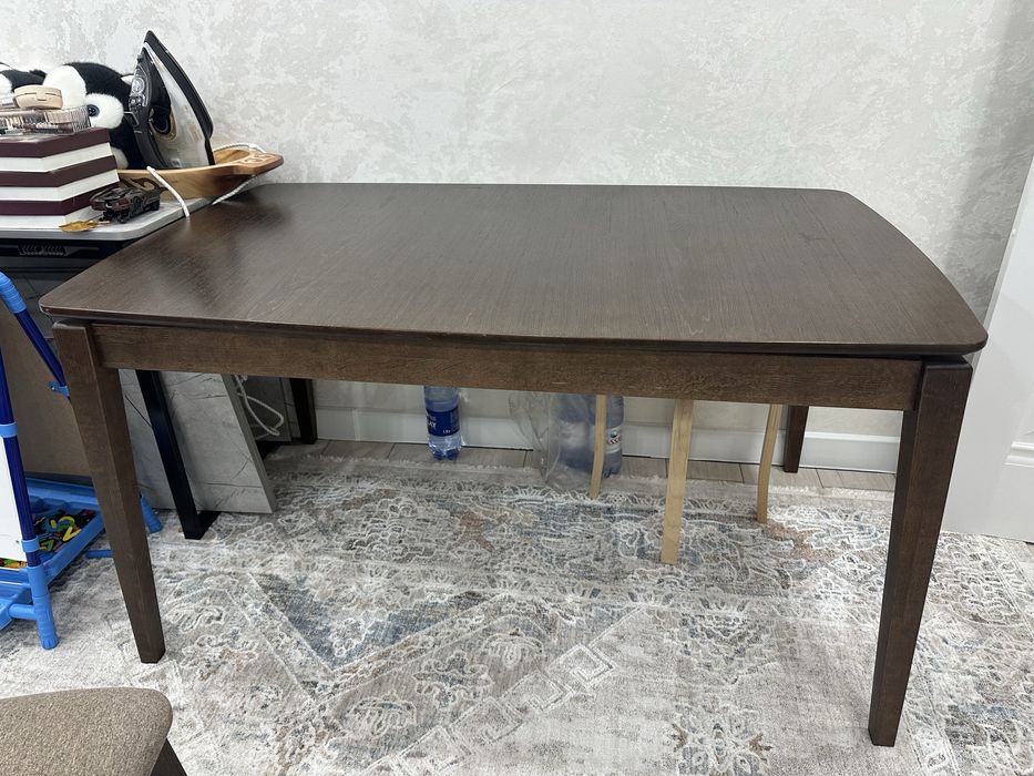 Продается кухонный стол со стульями