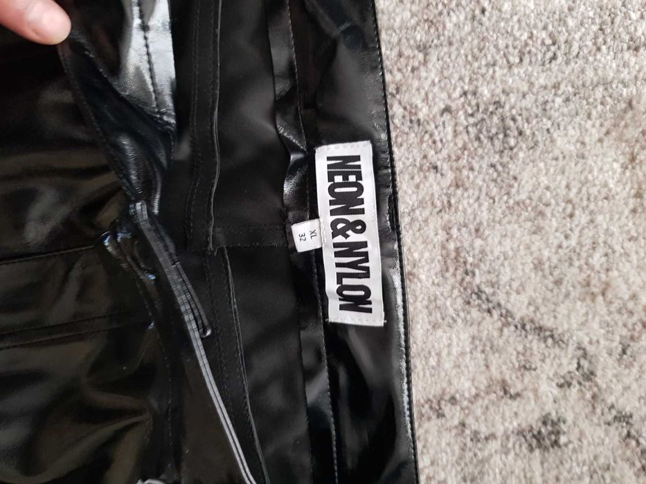 Pantaloni din vinil Neon & Nylon