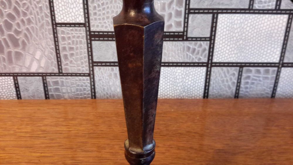 Метален свещеник