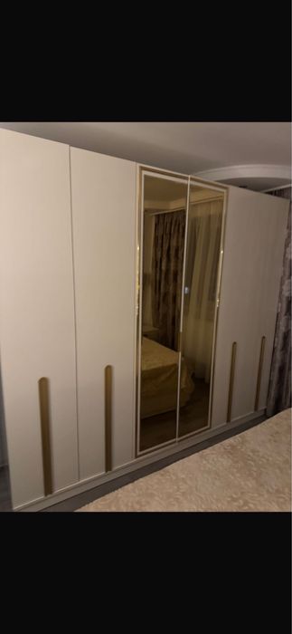 Vand dulap 255 cm lungime 218 inaltime  doar montat neutilizat ca nou
