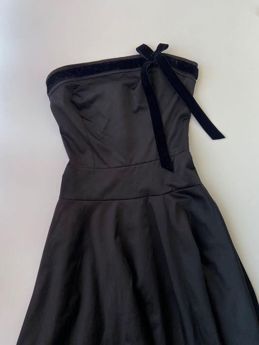 rochie neagră elegantă fără bretele