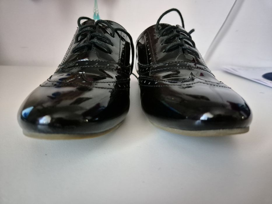 Vând pantofi din piele lacuita,marca Staccato