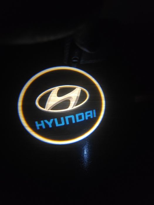 Проекция, подсветка с логотипом автомобиля Hyundai.